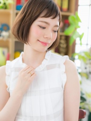 オン眉が個性的◎アシンメトリー前下がりボブ