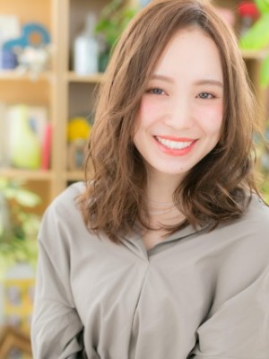 センターパートの大人・抜け感ミディ