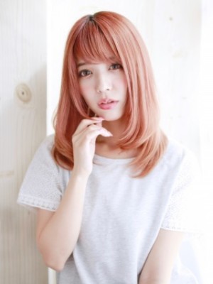 ペールピンクの内巻きカールスタイル
