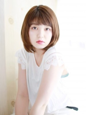顔まわりレイヤーの内巻きスタイル