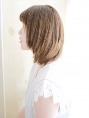 顔まわりレイヤーの内巻きスタイル