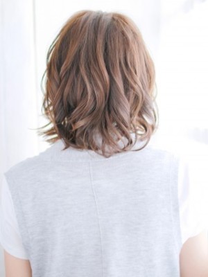 前髪ショートバングのミックスカールスタイル