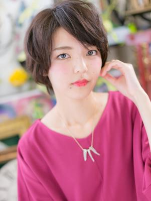 斜めバングでふんわりエアリーショート 斜めバングでふんわりエアリーショートのイメージ画像