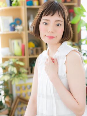 オン眉が個性的◎アシンメトリー前下がりボブ