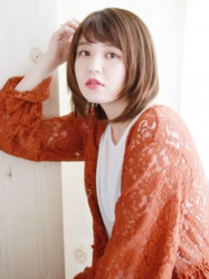 顔まわりレイヤーの内巻きスタイル