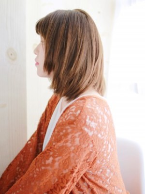 顔まわりレイヤーの内巻きスタイル