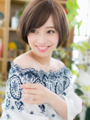 斜めバング×ナチュラル前下がりボブ