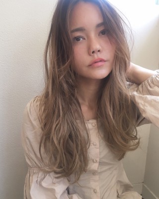 フォギーベージュ小顔ゆるふわロング フォギーベージュ小顔ゆるふわロングのイメージ画像