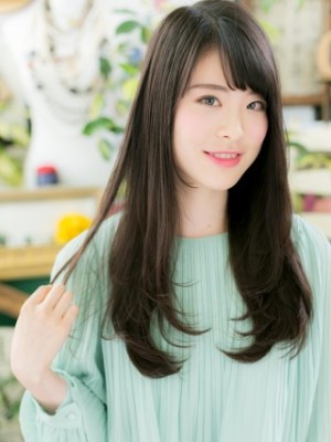 黒髪も◎斜めバング＆ロングストレート