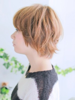 カジュアルなハネ感ショートスタイル