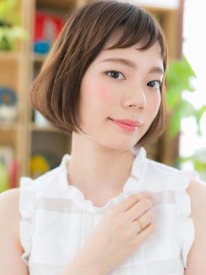 オン眉が個性的◎アシンメトリー前下がりボブ