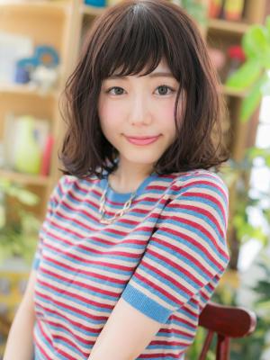 斜めバングで目力UP♪小顔ラブふわミディ