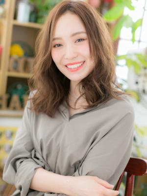 センターパートの大人・抜け感ミディ