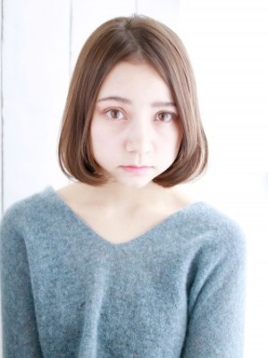 ロングバングのナチュラルボブスタイル