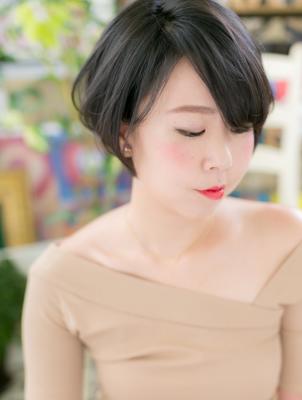 前下がりの大人ショートボブ