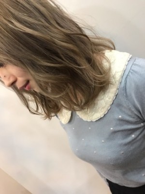 ペールベージュ