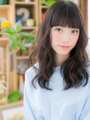 黒髪揺らめく…くせ毛風やわらかロング
