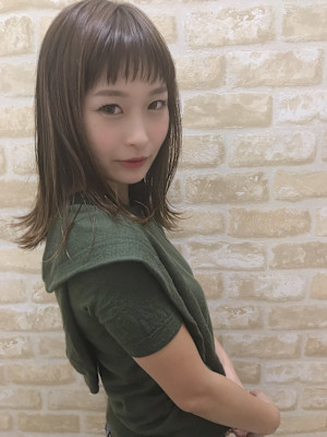 切りっぱなしのミディアムヘア