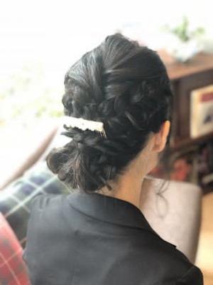 黒髪でもふんわり柔らかまとめ髪