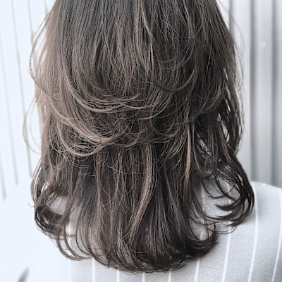 レイヤーとグレージュでラフな抜け感を。ワンカールで。