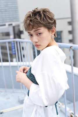 フォギーベージュのノーブルショート