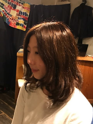 落ち着いたカラーリングと毛先ワンカールで大人な雰囲気に。