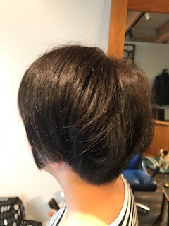 少しだけ明るくすることで軽く見えるショートヘア