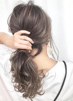 トレンド"カーキアッシュ"をブレンドした魅力際立つハイライト