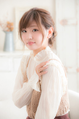 三つ編みミドルポニーテール