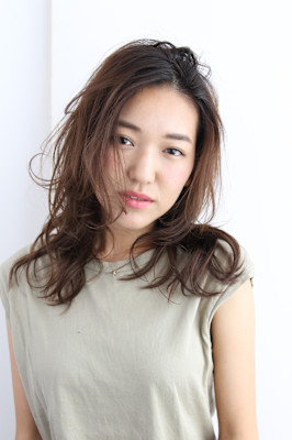 ナチュラルカールで軽やかに弾むふんわりミディ