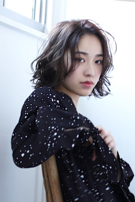 肌の色になじむ秋色プラムグレー