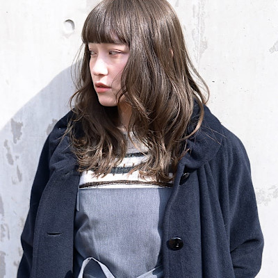 グレージュとルーズウェーブで抜け感を。