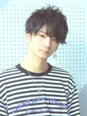 【ヘアジュレドゥ 花井】外ハネの束感ミディアムメンズヘア