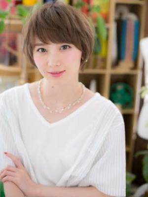 前下がり＆斜めバングの女っぽマッシュ