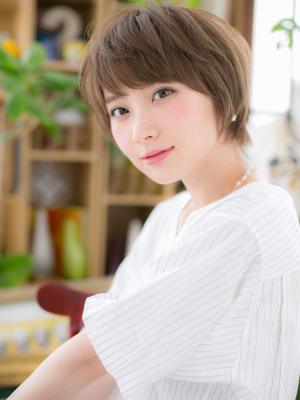 前下がり＆斜めバングの女っぽマッシュ