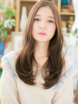 センターパートのくせ毛風モテロング エアリーロング