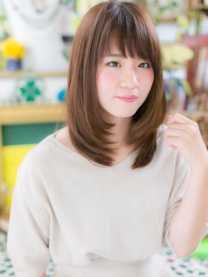 斜めバングのミディアムストレート フェミニンストレート