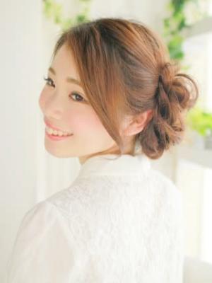 耳後ろにまとめたシニヨン