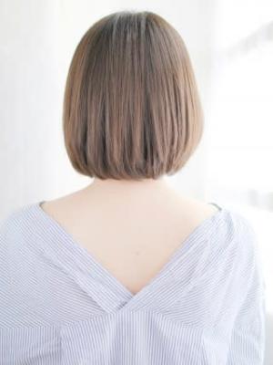 ショートバングの透け感ボブスタイル