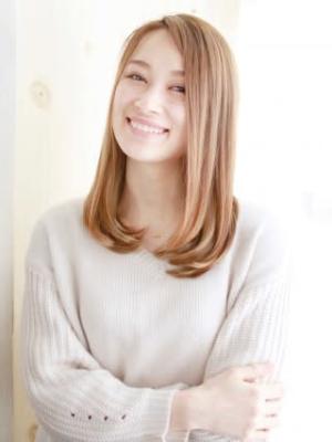 かきあげバングのハイトーンストレート