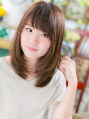 斜めバングのミディアムストレート　フェミニンストレート