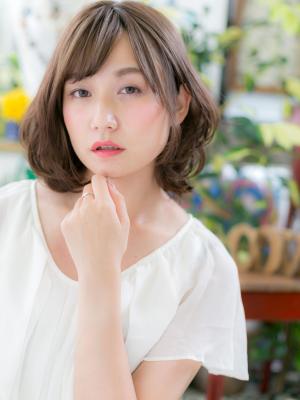 ナチュラルウェーブの前下がりボブ　ガーリーボブ