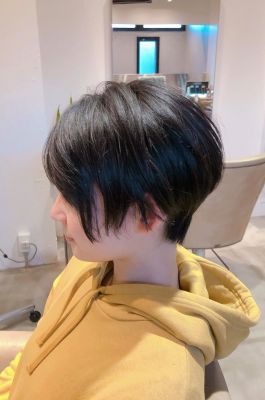 耳掛け、ストレート、ウェーブも楽しめる３Dショートヘア