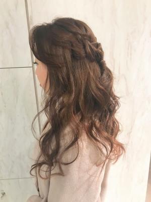 編み込みを少し入れた”大人可愛いダウンスタイル”♪ 編み込みを少し入れた”大人可愛いダウンスタイル”♪のイメージ画像