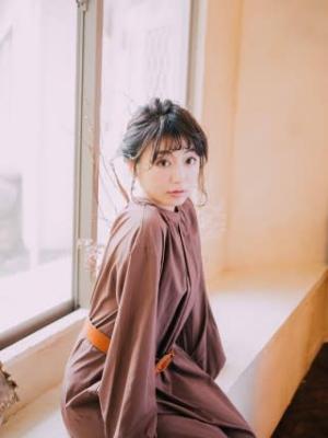 後れ毛ハラリとミディアレンジ