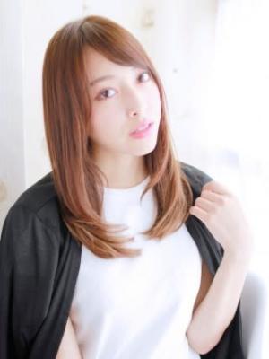 大人カジュアルのストレートレイヤースタイル