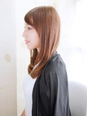 大人カジュアルのストレートレイヤースタイル