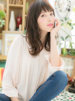 斜めバングのくせ毛風MIXカール　フェミニンロング