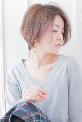 横顔美人なグレージュカラーショート　 AKI-433