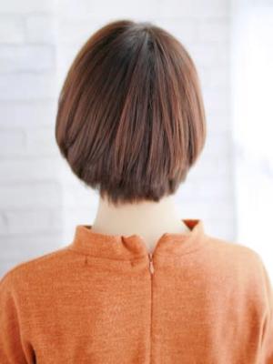 ツヤ感カラーの内巻きボブ